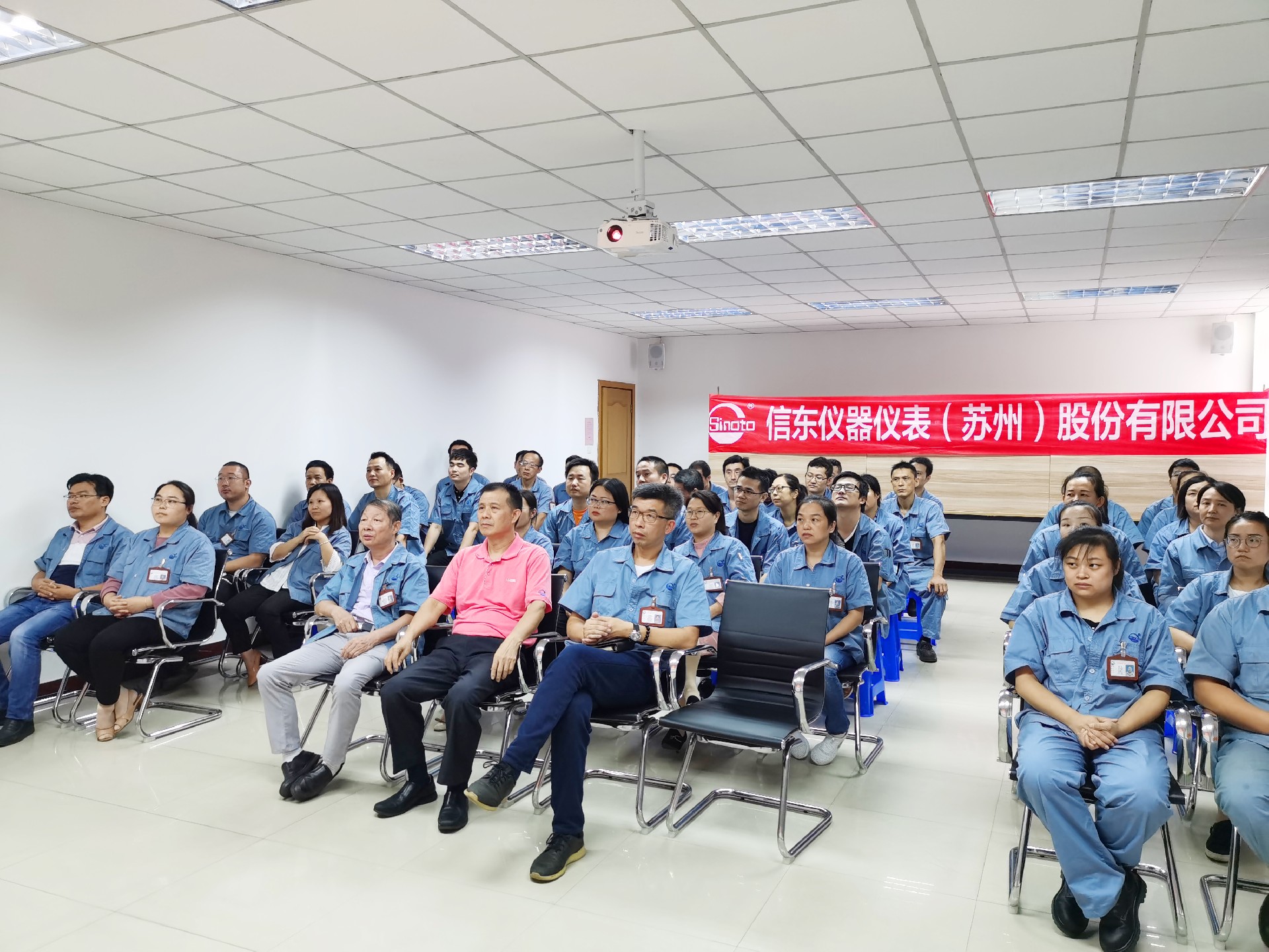 2 大家聚精會神地觀看信東發展歷程宣傳片.jpg